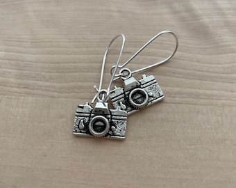 Pendientes colgantes con forma de cámara vintage / Regalo para fotógrafos en tono plateado
