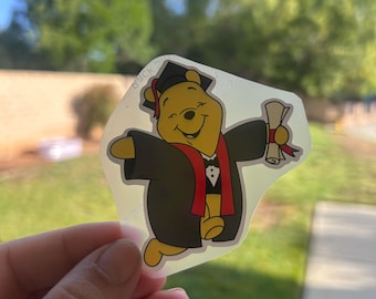 Pegatina de graduación de Winnie the Pooh / Calcomanía de vinilo de oso de graduación / Lindo regalo para graduados / Pegatina para estudiantes de último año / Decoración para agenda y computadora portátil