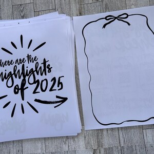 K&ouml;nnte beinhalten: Zwei wei&szlig;e Bl&auml;tter Papier mit schwarzem Text und Illustrationen. Das erste Blatt zeigt den Text "Here are the highlights of 2025" mit einem schwarzen Pfeil, der nach rechts zeigt. Das zweite Blatt zeigt einen schwarzen Umriss eines wellenf&ouml;rmigen Rahmens mit einer schwarzen Schleife oben.