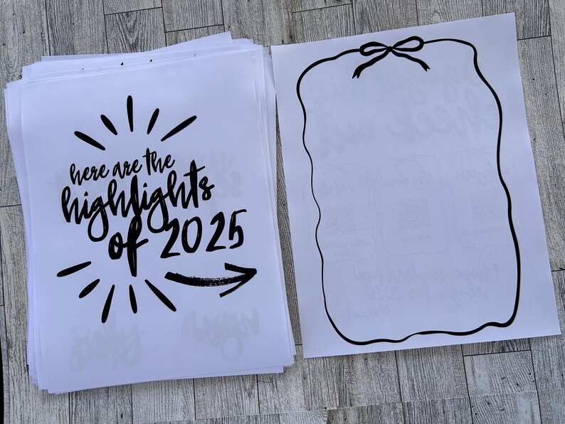 K&ouml;nnte beinhalten: Zwei wei&szlig;e Bl&auml;tter Papier mit schwarzem Text und Illustrationen. Das erste Blatt zeigt den Text "Here are the highlights of 2025" mit einem schwarzen Pfeil, der nach rechts zeigt. Das zweite Blatt zeigt einen schwarzen Umriss eines wellenf&ouml;rmigen Rahmens mit einer schwarzen Schleife oben.