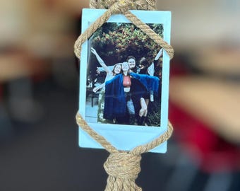 Colgador de fotos Polaroid de macramé / Adorno bohemio para coche / Decoración de espejo con borla de yute
