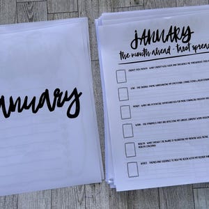 K&ouml;nnte beinhalten: Ein druckbarer Tarot-Spread f&uuml;r Januar mit dem Titel "Januar - Der Monat im Voraus - Tarot-Spread". Der Spread enth&auml;lt Fragen zu Energie, Liebe, Geld, Arbeit, Gesundheit und Freunden.