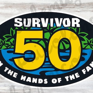 Può includere: Adesivo ovale con la scritta "SURVIVOR 50" in bianco, con un "50" giallo al centro. Il design include palme e acqua, con la scritta "IN THE HANDS OF THE FANS" in bianco in basso.