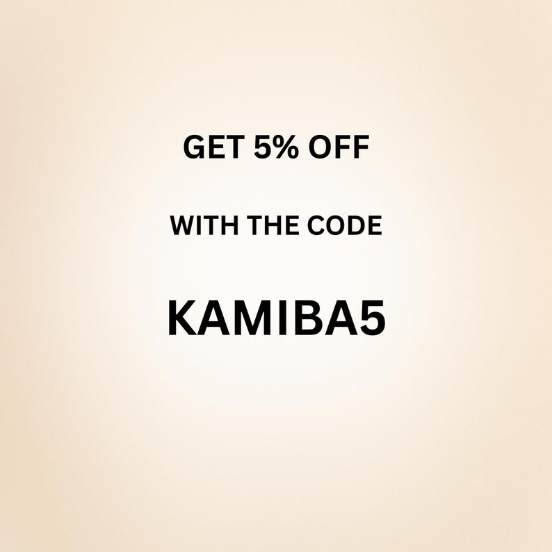 Puede incluir: Texto en un fondo beige que dice "GET 5% OFF WITH THE CODE KAMIBAS". El texto est&aacute; en negrita y en color negro. El fondo tiene un efecto degradado, pasando de un beige claro a un tono ligeramente m&aacute;s oscuro.