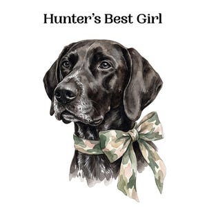 Può includere: Ritratto ad acquerello di un cane bianco e nero con un fiocco mimetico. Il testo "Hunter's Best Girl" è sopra la testa del cane. Il cane ha una macchia bianca sul petto e una macchia bianca sul naso.