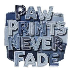 以下が含まれることがあります： 「PAW PRINTS NEVER FADE」の文字が重ね縫いされたデニム風グラフィック。文字は青色で、白いステッチが施され、パッチワークデニムの背景に配置されています。