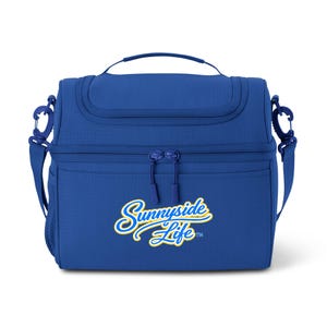 Könnte beinhalten: Königsblaue isolierte Lunchtasche mit oberem Griff und abnehmbarem Schultergurt. Die Tasche trägt den Text "Sunnyside Life" in gelber und weißer Schrift. Enthält eine Vordertasche und eine seitliche Netztasche.