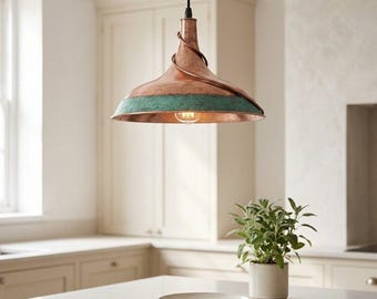 Lámpara colgante de cobre martillado hecha a mano, con detalles retorcidos y pátina verde.