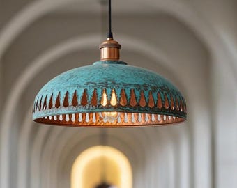 Lampe à suspension marocaine en laiton patiné : lampe dôme découpée en forme de larme