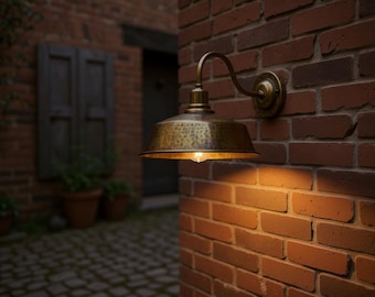 Aplique de pared vintage de latón martillado, lámpara de estilo industrial rústico.