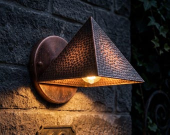 Aplique de pared piramidal de cobre martillado hecho a mano: Iluminación rústica industrial
