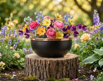 Composizione floreale colorata in ciotola con base in legno rustico, centrotavola floreale fatto a mano, decorazione primaverile per la casa, idea regalo per la tavola in stile rustico.