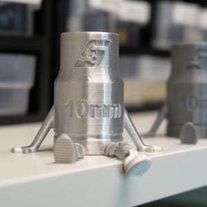 Drukowana w 3D figurka gniazda 10 mm – uroczy kreskówkowy kumpel od narzędzi – zabawny prezent dla mechanika
