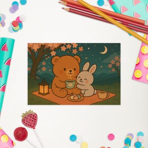 Postal de oso y conejito – Ilustración de un bosque al atardecer – Tarjeta de felicitación con animales kawaii – Papelería estética para regalar o exhibir