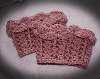Lacy Boot Cuffs with Shell Edge pdf PATTERN (descarga digital), crochet, adornos/puños de botas de encaje con un patrón de concha para mujer
