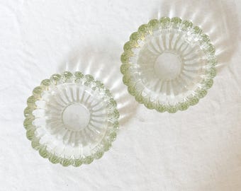 Paire de plats à bonbons festonnés en cristal