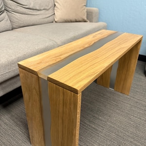 Puede incluir: Un letrero de madera rústico con el texto "Welcome to our porch" en letras blancas. El letrero presenta un acabado envejecido y un diseño sencillo y acogedor, ideal para la decoración exterior.