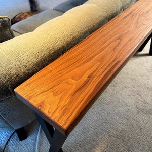 Consola de nogal, mesa de entrada de madera maciza, mesa de sofá estrecha moderna, mesa de entrada de estilo rústico, mesa de borde natural, mesa para detrás del sofá