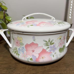 Vintage Kobe Japan Enamel Dutch Oven with Lid – Pastel Floral – Collectible Mid-Century White Enamel Pot – Retro Japanese Cookware