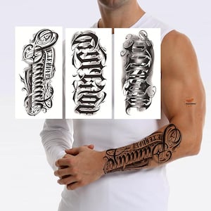 Peut inclure: Manches de tatouage temporaires noires et blanches avec lettrage gothique. L'image montre trois motifs de tatouage individuels et une personne portant une chemise à manches longues avec un tatouage sur le bras. Le mot "Eternity" est visible.