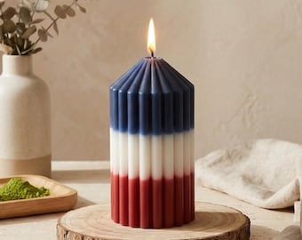 Vela cilíndrica del 4 de julio – Vela patriótica roja, blanca y azul, vela escultural acanalada, decoración para las fiestas de EE. UU., decoración para veteranos, decoración para el Día de los Caídos.