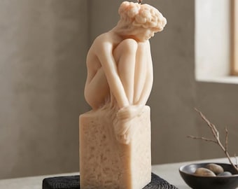 Sittande gudinnas skulpturljus – Stort konstljus – Handgjord sojavaxstaty – Estetisk heminredning – Feminint figurljus