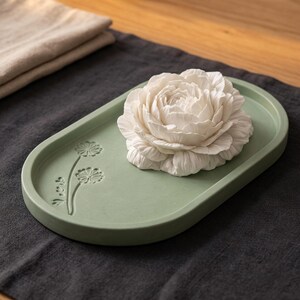 Set de regalo de vela floral y bandeja – Vela de soja hecha a mano con forma de flor y plato decorativo – Caja de regalo para el autocuidado, decoración para rituales de relajación, regalo único