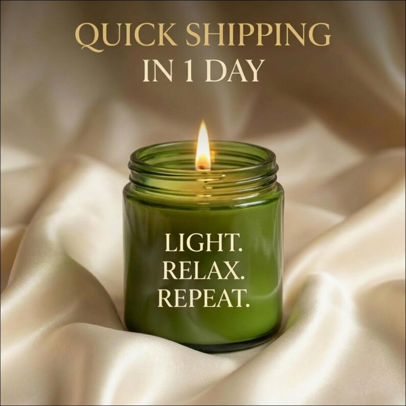 K&ouml;nnte beinhalten: Eine brennende gr&uuml;ne Kerze in einem Glas. Auf dem Glas steht der Text "LIGHT. RELAX. REPEAT.". Oben steht der Text "QUICK SHIPPING IN 1 DAY". Die Kerze steht auf einem cremefarbenen Satinstoff.
