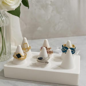 Set van 6 ringhouders van eco-hars: moderne sieradendisplay