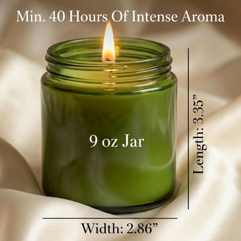 K&ouml;nnte beinhalten: Eine brennende gr&uuml;ne Kerze in einem 9 oz Glas. Die Kerze ist 8,5 cm lang und 7,3 cm breit, mit der Aufschrift "Min. 40 Hours Of Intense Aroma."