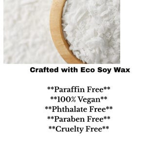 K&ouml;nnte beinhalten: Nahaufnahme von wei&szlig;en Sojawachsflocken in einer Holzschale. Das Bild enth&auml;lt den Text "Crafted with Eco Soy Wax" und listet das Produkt als "Paraffinfrei", "100% Vegan", "Phthalatfrei", "Parabenfrei" und "Tierversuchsfrei" auf.