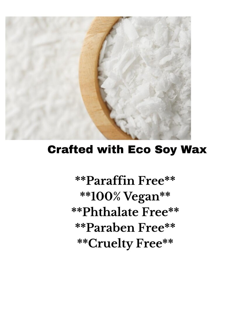 K&ouml;nnte beinhalten: Nahaufnahme von wei&szlig;en Sojawachsflocken in einer Holzschale. Das Bild enth&auml;lt den Text "Crafted with Eco Soy Wax" und listet das Produkt als "Paraffinfrei", "100% Vegan", "Phthalatfrei", "Parabenfrei" und "Tierversuchsfrei" auf.