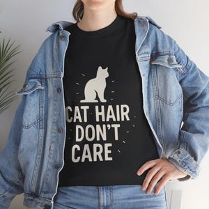 猫の毛は気にしないTシャツ ペットの飼い主のための面白い猫好きTシャツ 猫ママ、猫パパ、猫ファンのためのかわいい子猫のグラフィックシャツ