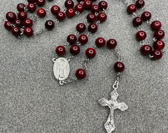 Rosario católico de sándalo rojo • Medalla milagrosa, crucifijo