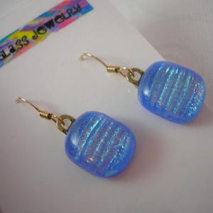 Orecchini in vetro dicroico: strisce iridescenti blu cielo, riempiti in oro 14 carati
