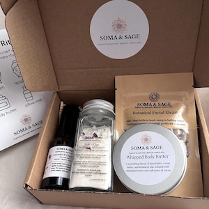 Coffret cadeau rituel de soins personnels de luxe : bain au lait gourmand, brume d'oreiller apaisante, beurre corporel nourrissant, bain de vapeur aux herbes | Soma et sauge