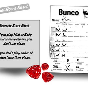 Peut inclure: Une feuille de score Bunco avec le nom Kami écrit en haut, présentant six manches de jeu avec des entrées manuscrites W et L, des totaux de points et des instructions pour Mini ou Baby Bunco. Trois dés rouges translucides sont placés en dessous.