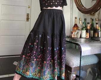 Falda midi con estampado floral y borde de flores