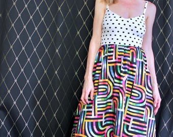 Vestido largo de verano con top elástico cómodo, corpiño de lunares y falda con estampado de arcoíris colorido.
