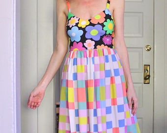 Vestido largo de inspiración vintage con una cómoda parte superior elástica y un atrevido diseño de estampado mixto.