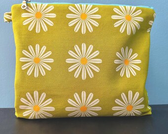 Estuche o bolsa de viaje con cremallera y estampado de margaritas retro.