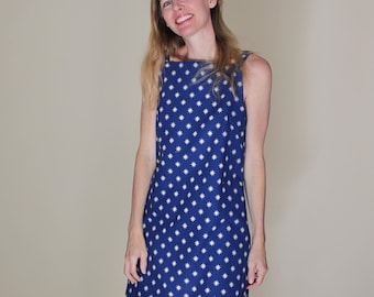 Vestido camisero estilo años 60 con delantal y estampado de la estrella de Wonder Woman.
