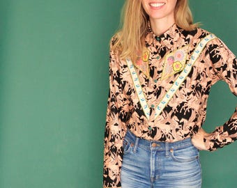 Camisa con botones y flecos estilo western con estampado de pegaso