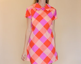 Es mi vestido de fiesta en cuadros rosas y naranjas
