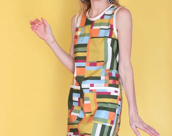 Minivestido de corte recto estilo mod de mediados de siglo con estampado geométrico