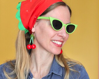 Diadema reversible con estampado de fresas y cuadros vichy y ribete de zigzag.