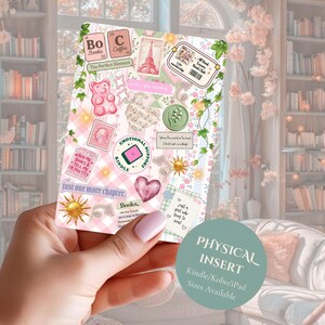 Könnte beinhalten: Ein rechteckiger Aufkleberbogen mit einem rosa-weiß karierten Hintergrund und verschiedenen Illustrationen, darunter ein rosa Gummibärchen, ein grünes Wachssiegel, eine goldene Sonne, ein Herz sowie Texte wie "Books", "Coffee" und "Emotional Support Kindle".