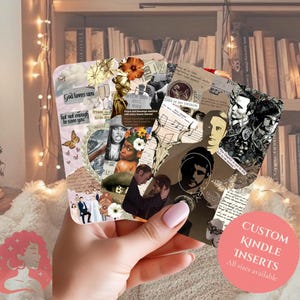 Può includere: Una tazza di ceramica bianca con manico nero e la scritta "But First, Coffee" in grassetto nero. La tazza è posta su uno sfondo sfocato, che suggerisce un'atmosfera accogliente.