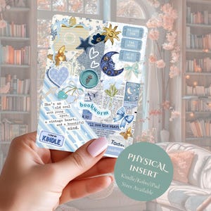 Puede incluir: Una pegatina rectangular para lector electrónico con un collage de elementos azules y dorados que incluyen una luna creciente, estrellas, mariposas, lazos y entradas. El texto dice: She's an old soul with young eyes, a vintage heart, and a beautiful mind. I LOVE MY KINDLE.