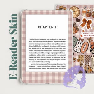 Könnte beinhalten: Zwei E-Reader-Hüllen mit einem hellrosa-weißen Vichy-Muster. Eine Hülle zeigt eine Textseite, die mit CHAPTER 1 beginnt. Die andere ist mit herbstlichen Aufklebern verziert, darunter Kaffeetassen, eine Schleife, Geister, Kürbisse und Cowboystiefel.
